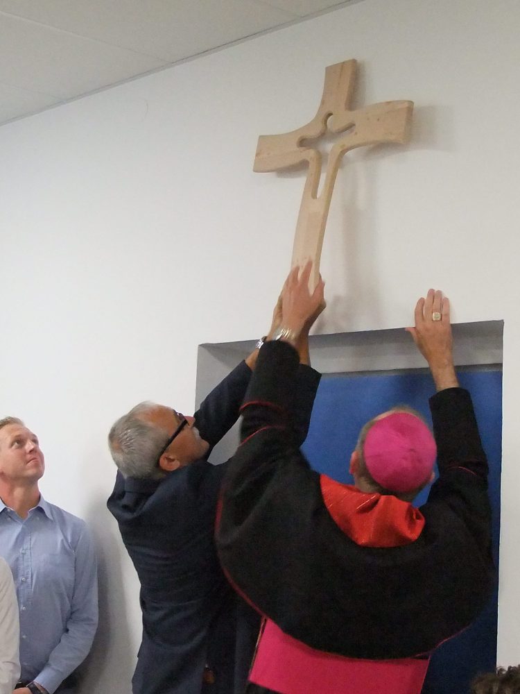 Aufhängen des Kreuzes im Vorraum