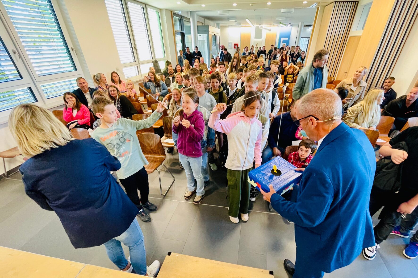 Schülerinnen und Schüler beim Angelspiel zum ULI-Start, Bischof-Ulrich-Realschule Augsburg