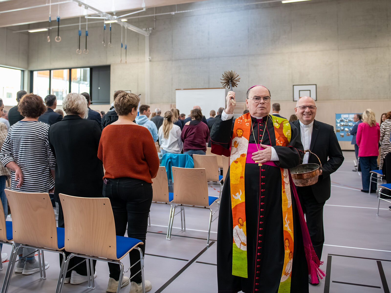 Bischof Bertram Meier segnet die Dreifachturnhalle des Bona-Campus in Dillingen