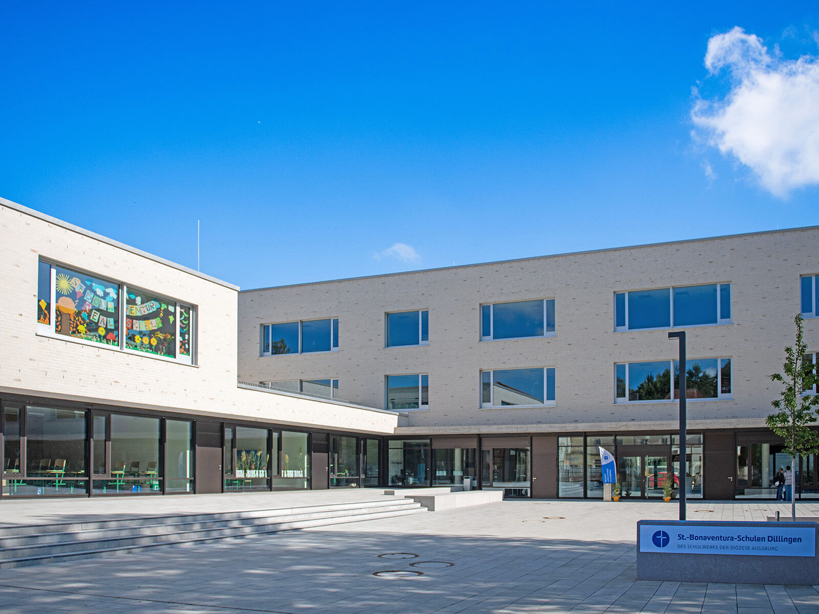 Innenhof und Schulschild der St.-Bonaventura-Schulen am Bona-Campus in Dillingen