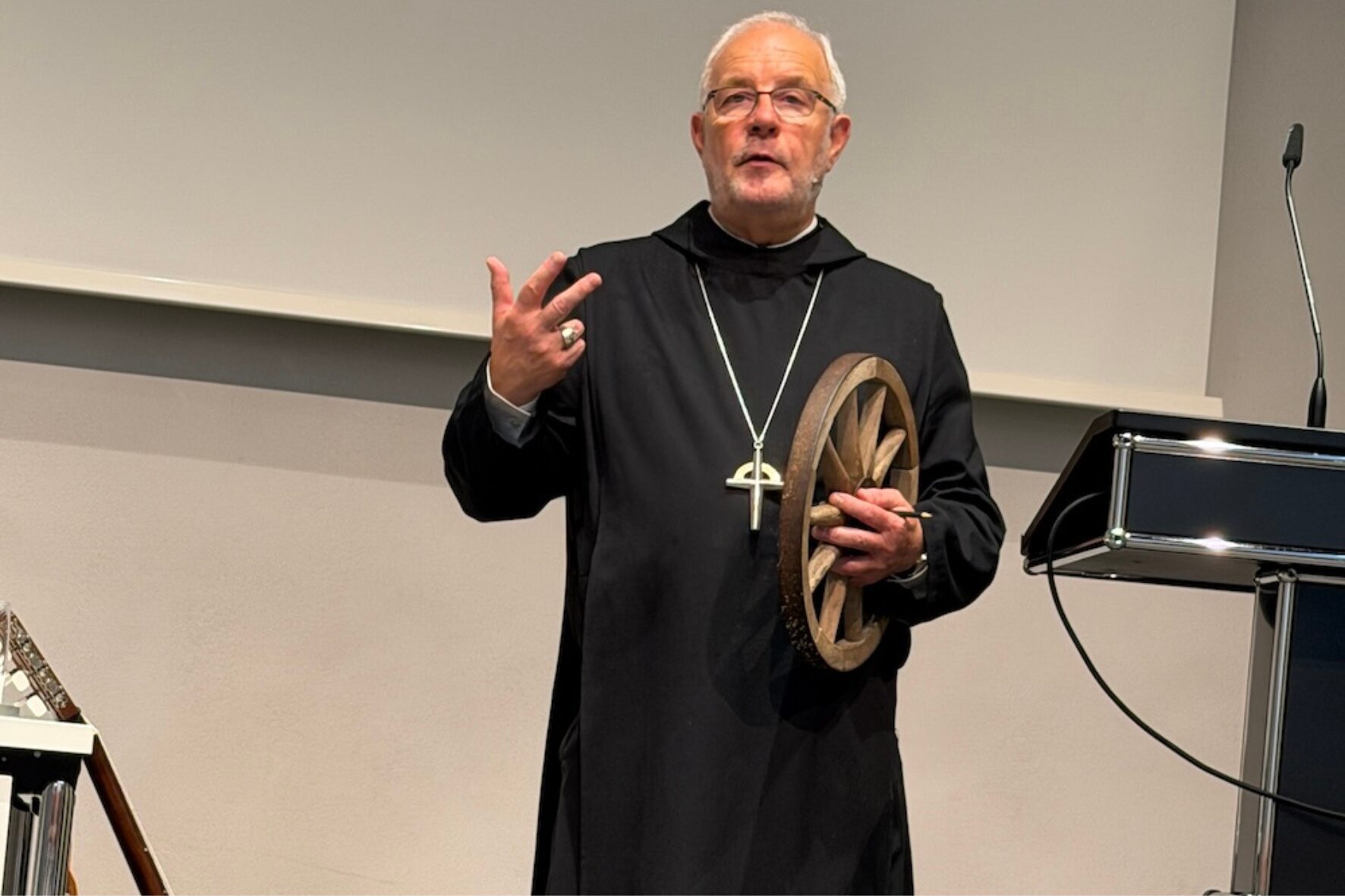 Erzabt Wolfgang Öxler OSB mit Holzrad beim Einführungstag neuer Lehrkräfte, Schulwerk Augsburg