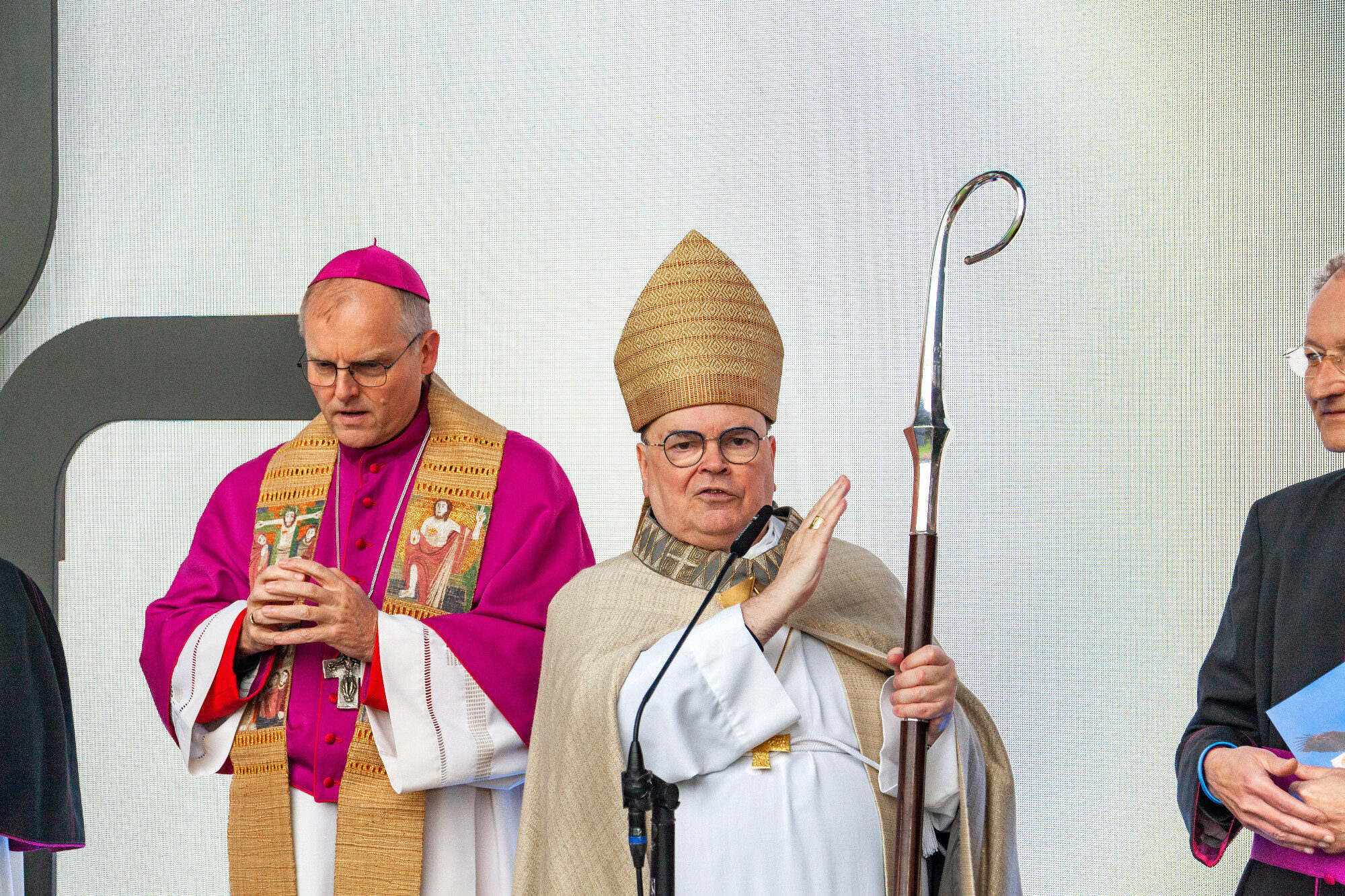Bischof Bertram Meier mit Hirtenstab und Segensgeste, WWK Arena Augsburg / Schulwerk