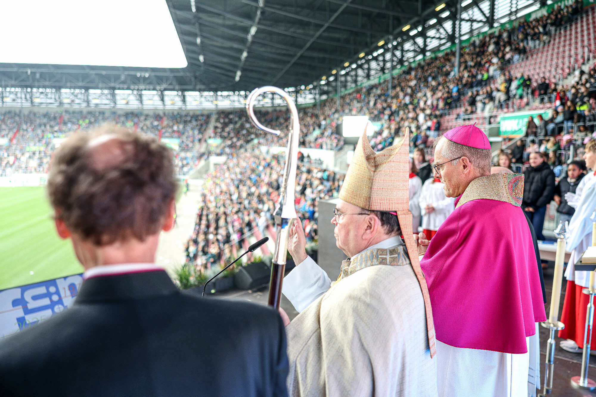 Blick über Bischof Bertram Meier auf die vollen Ränge, WWK Arena Augsburg / Schulwerk