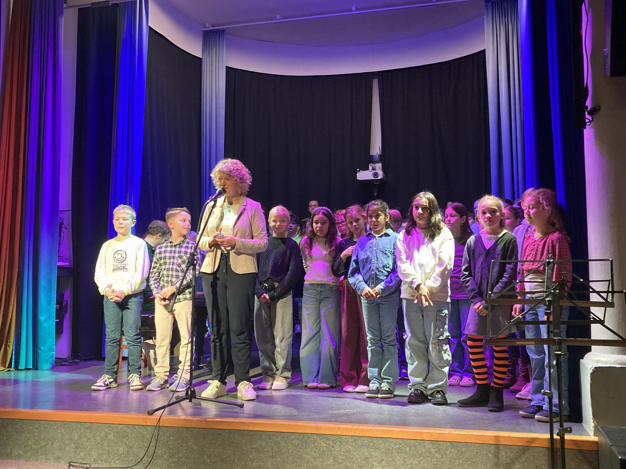Fünftklässler auf der Bühne der Kinderkulturtage, Maria-Ward-Gymnasium Günzburg