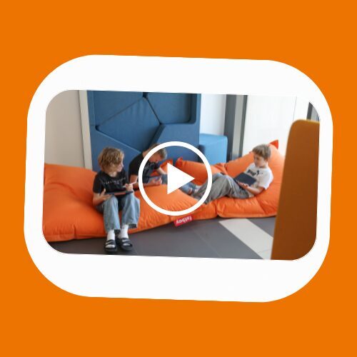 Drei Schüler lernen auf Sitzsäcken im ULI-Imagefilm, Bischof-Ulrich-Realschule Augsburg