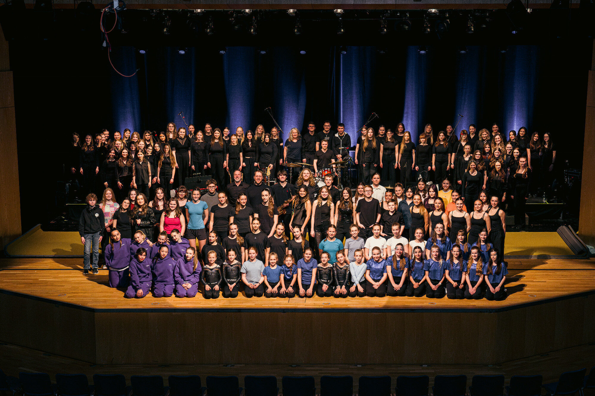 Ensemble von Music meets Motion auf der Bühne, Maria-Ward-Gymnasium Günzburg