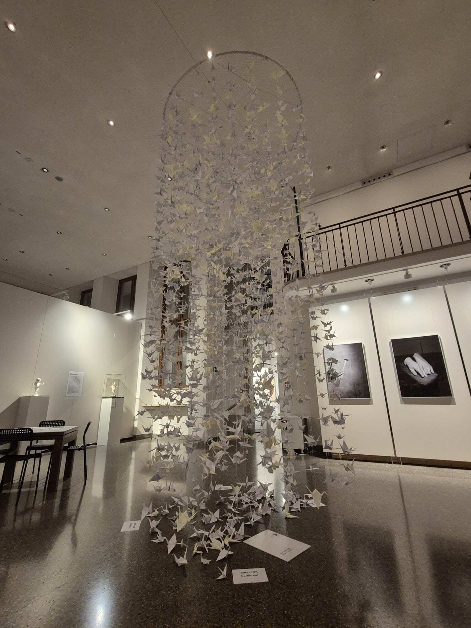 Säule aus 1000 Origami-Kranichen im Diözesanmuseum St. Afra Augsburg
