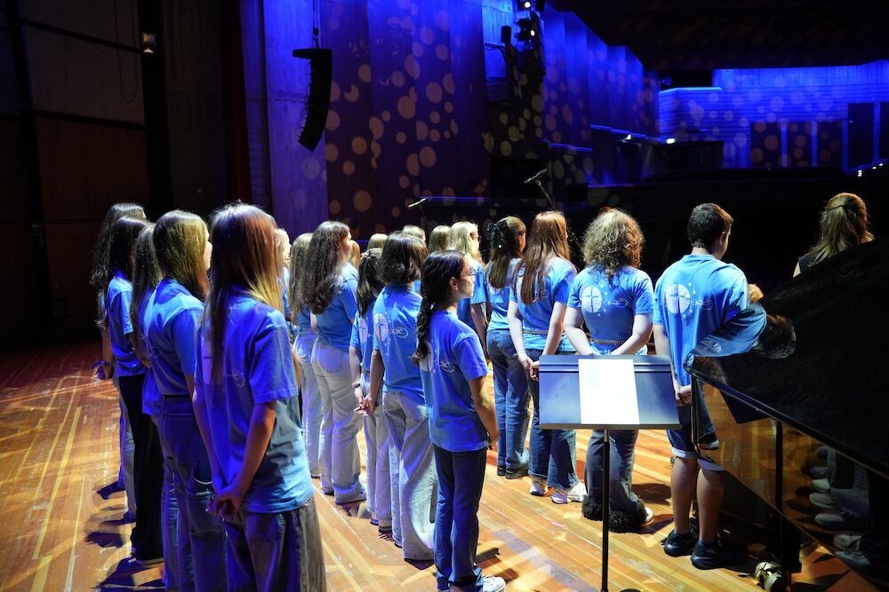 Schülerchor in Blau von der Seite, Flügel und Notenständer, Best of Schulwerk