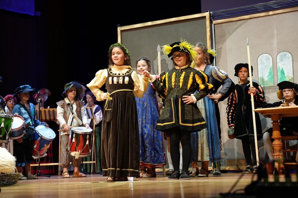 Kinderpaar in historischen Kostümen Hand in Hand, Mini-Musical Frundsberg