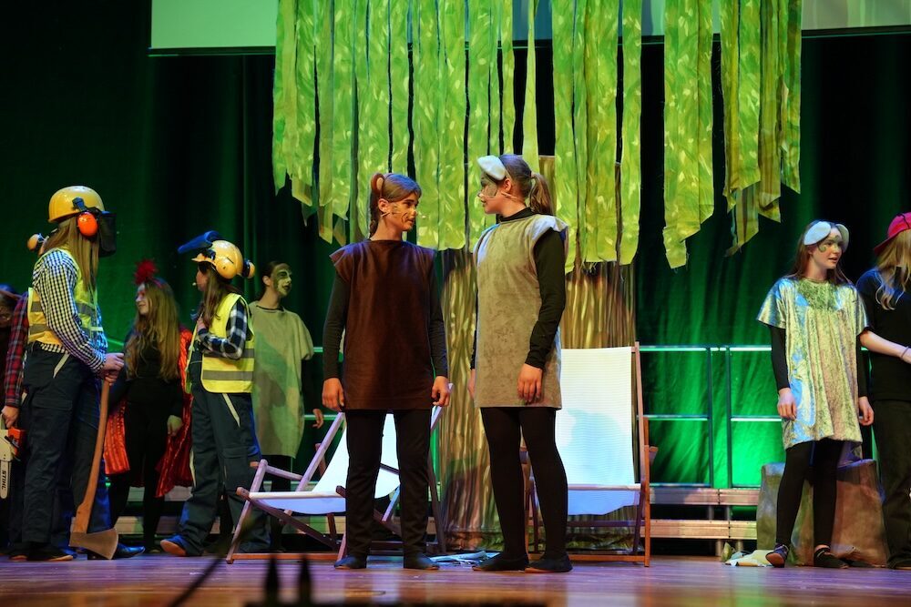 Waldtiere und Bauarbeiter mit Axt im Urwald-Musical, Best of Schulwerk 2026