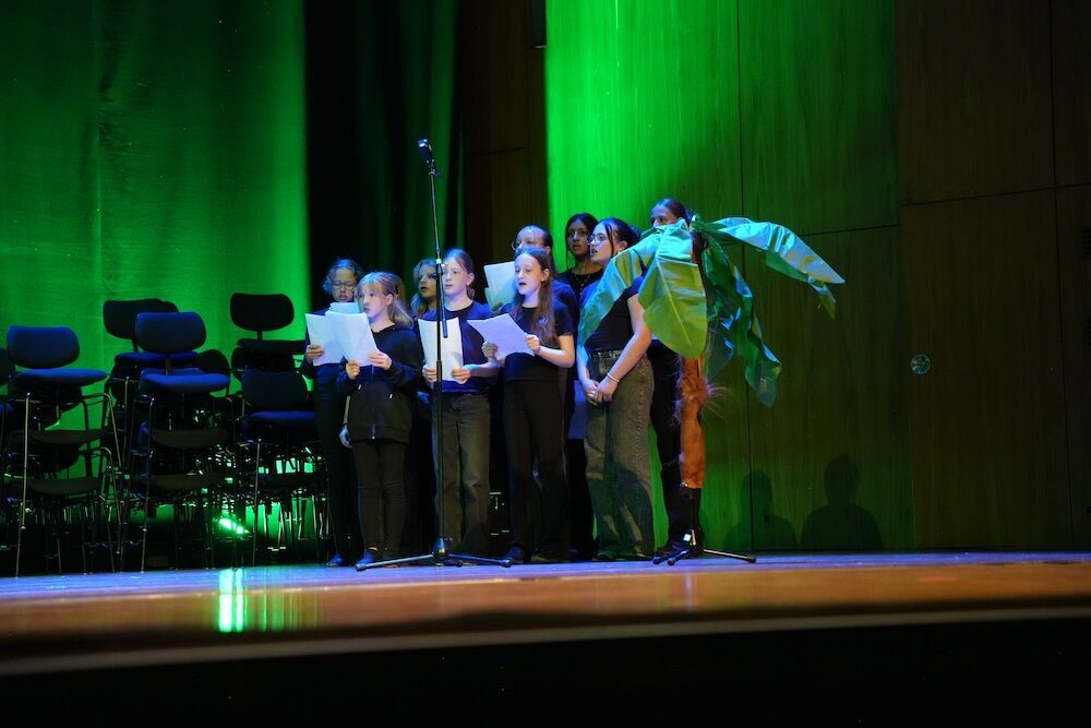 Schülerinnen singen vor Palmenkulisse im Urwald-Musical, Best of Schulwerk