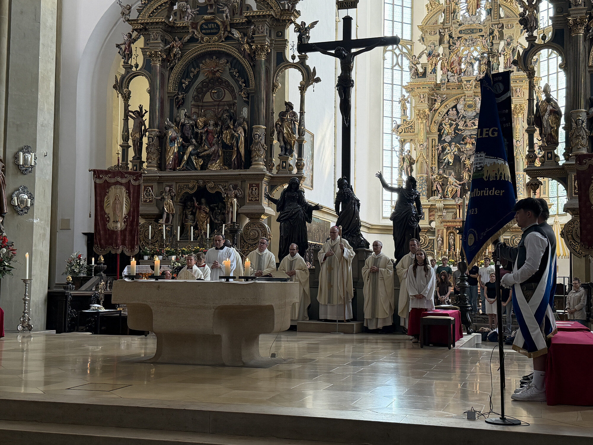 Klerus am Altar mit Fahne der Schulbrüder beim Pontifikalamt der Ulrichswoche