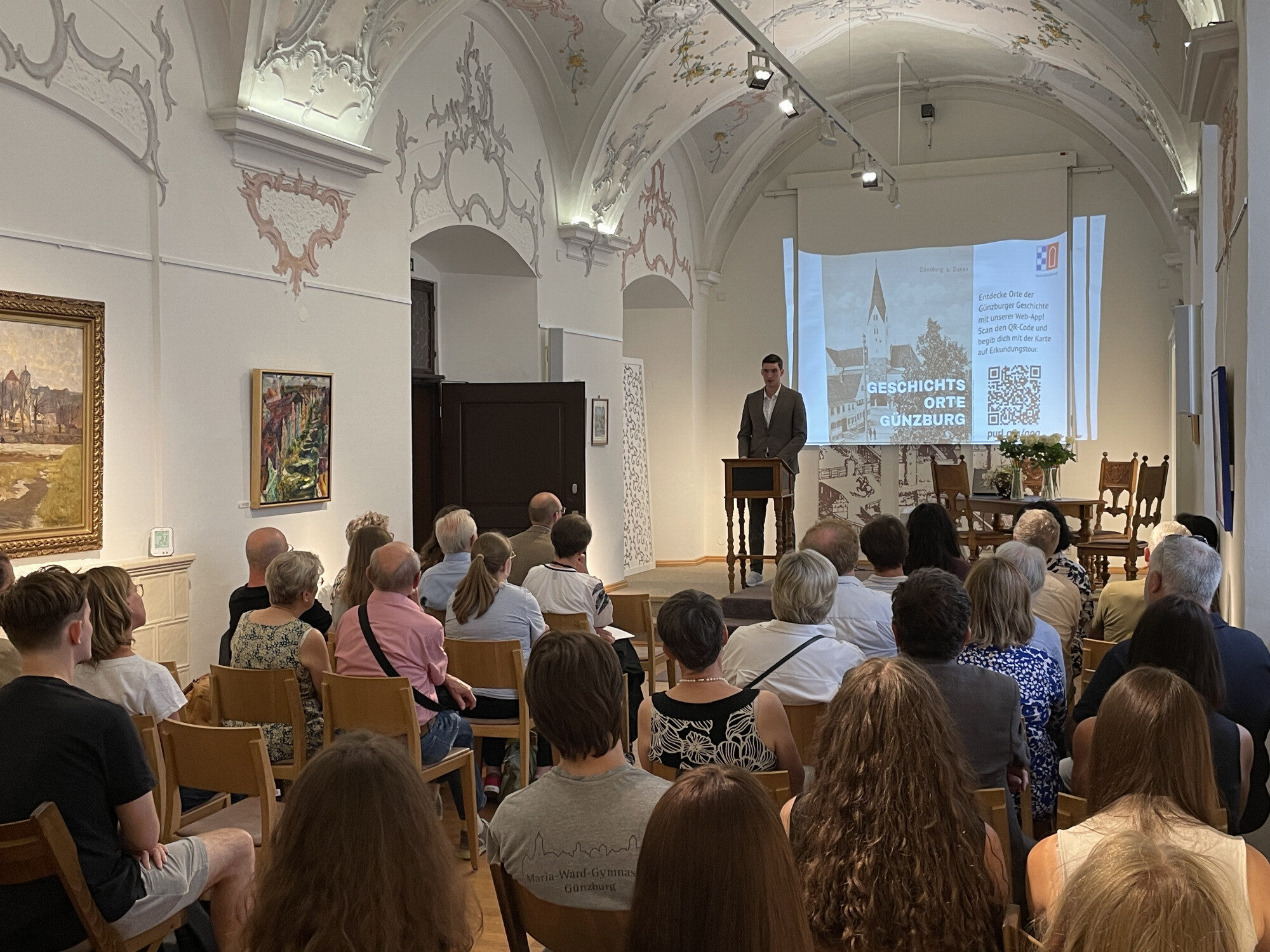 Schüler am Rednerpult zur App Geschichtsorte, Heimatmuseum Günzburg