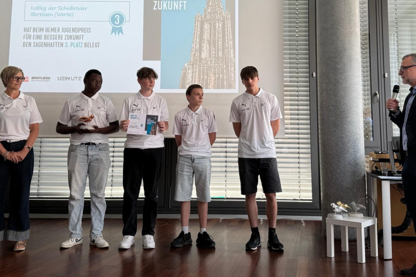 Schüler mit Pokal und Urkunde, 3. Platz Ulmer Jugendpreis, Illertissen