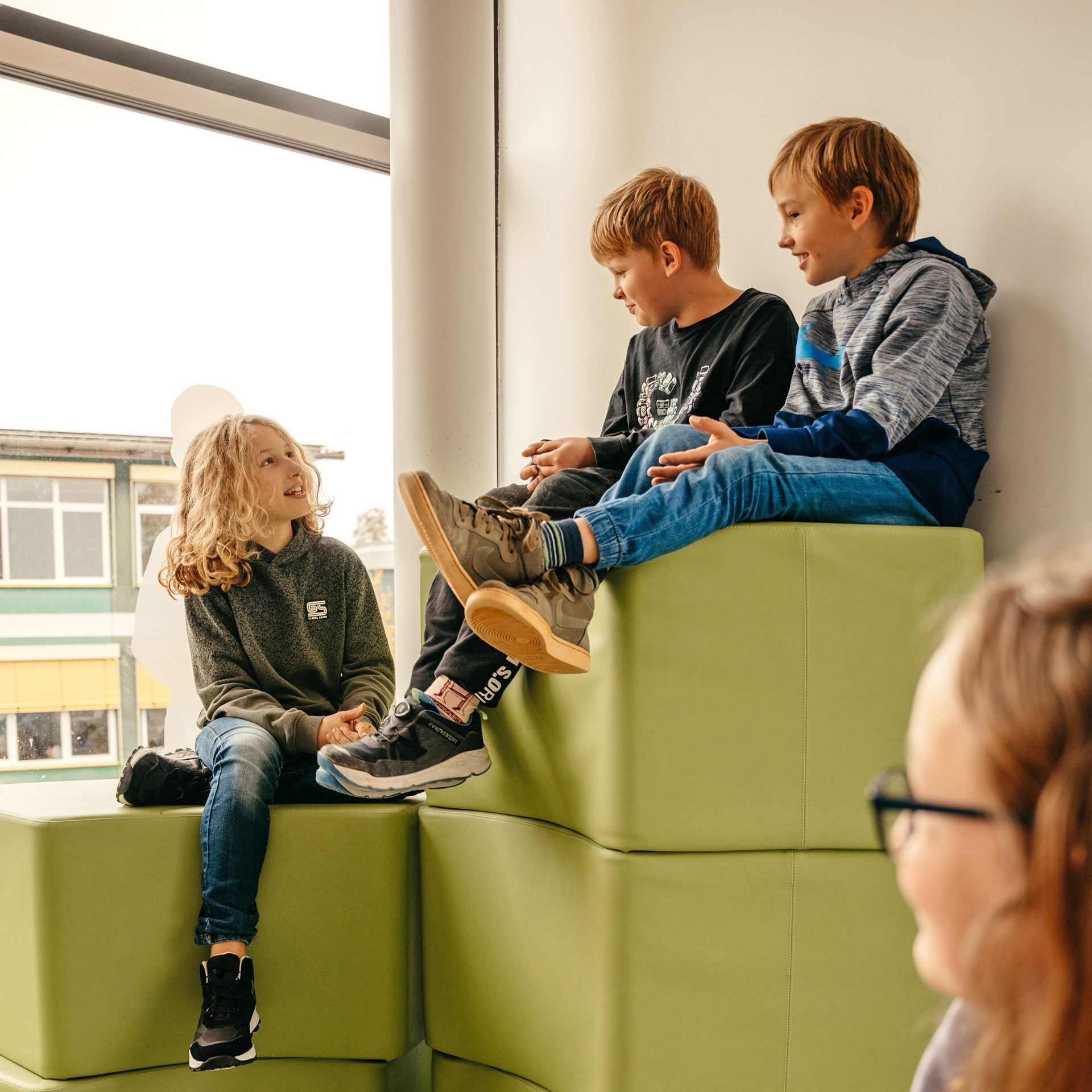 Schüler beim freien Lernen auf Sitzwürfeln, Schule des Schulwerks Augsburg