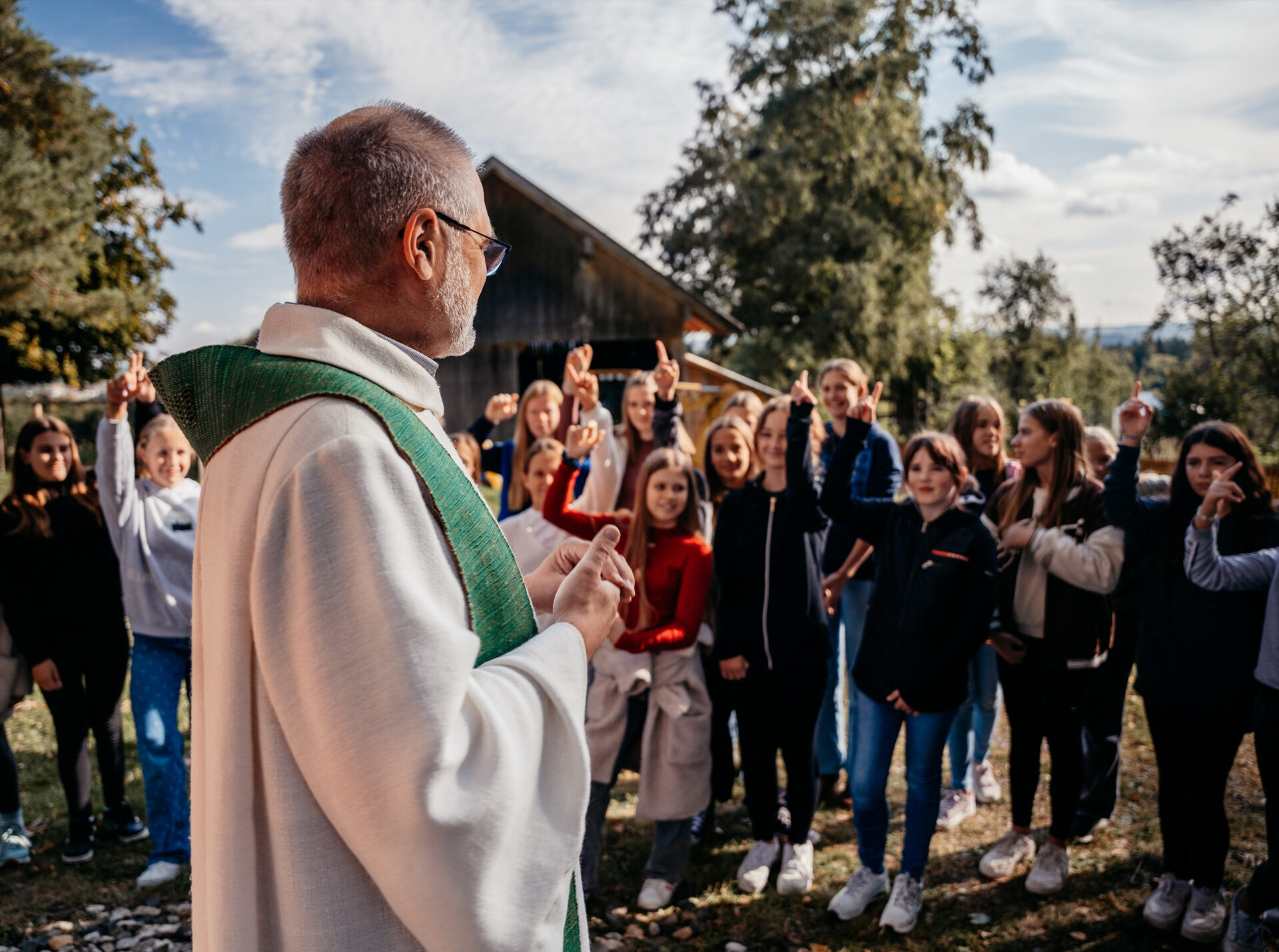 Schüler beim Freiluftgottesdienst, Schulpastoral im Schulwerk Augsburg