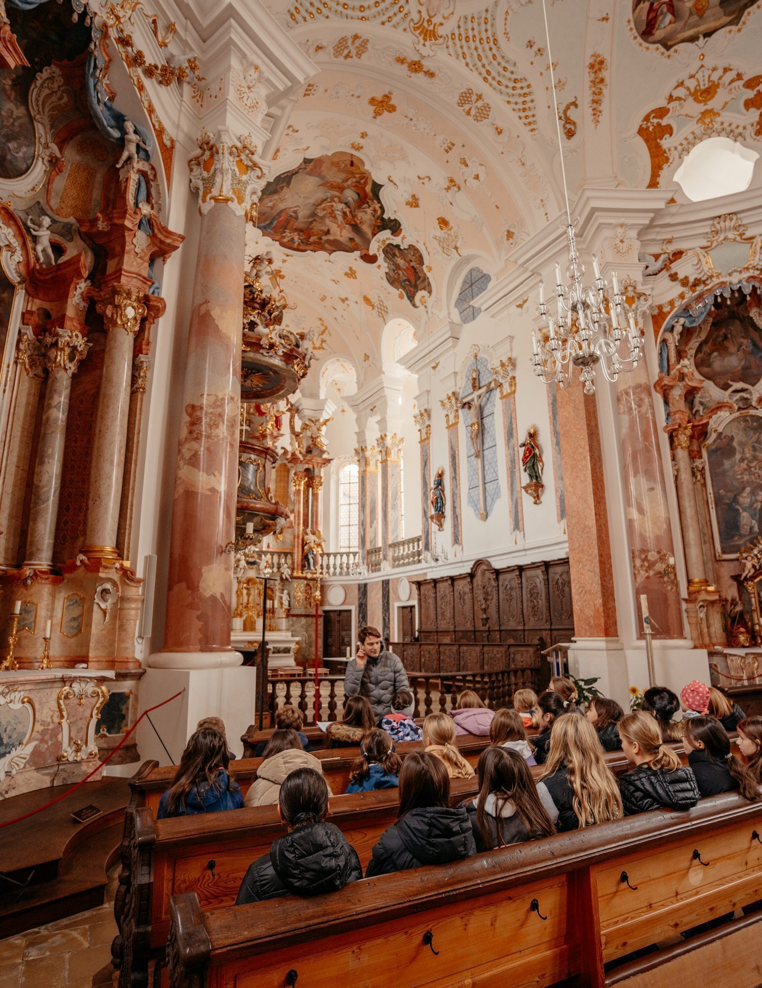 Schulklasse beim Kirchenbesuch, katholische Schulpastoral Diözese Augsburg