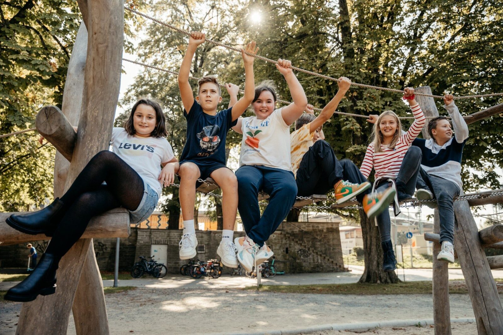 Schülerinnen und Schüler auf dem Pausenhof, Schulwerk der Diözese Augsburg