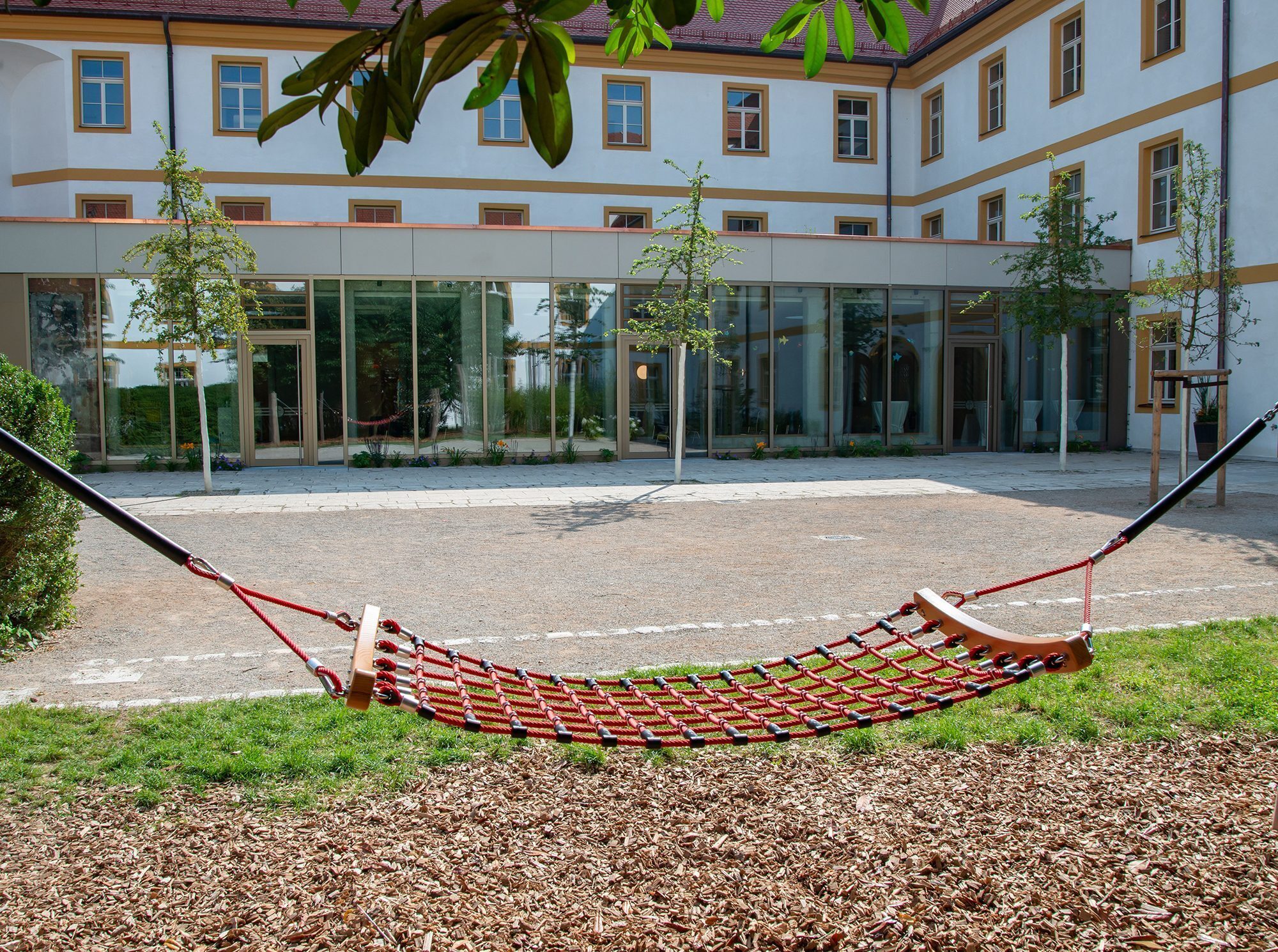 Hängematte vor einem Schulgebäude des Schulwerks der Diözese Augsburg