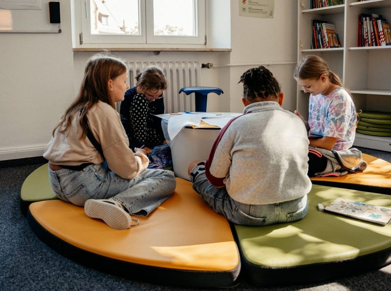 Schüler beim flexiblen Lernen auf Sitzelementen, Schulwerk der Diözese Augsburg